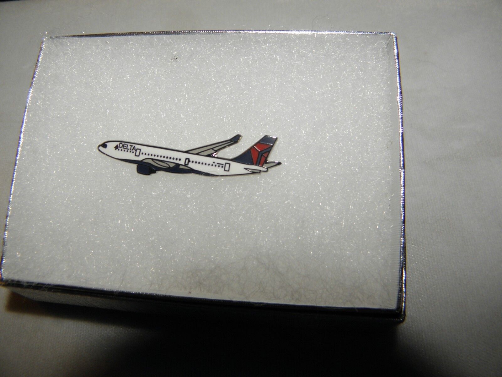 DELTA AIRLINES A330 AIRPLANE LAPEL TACK PIN NORTHWEST PILOT CHRISTMAS GIFT NEW