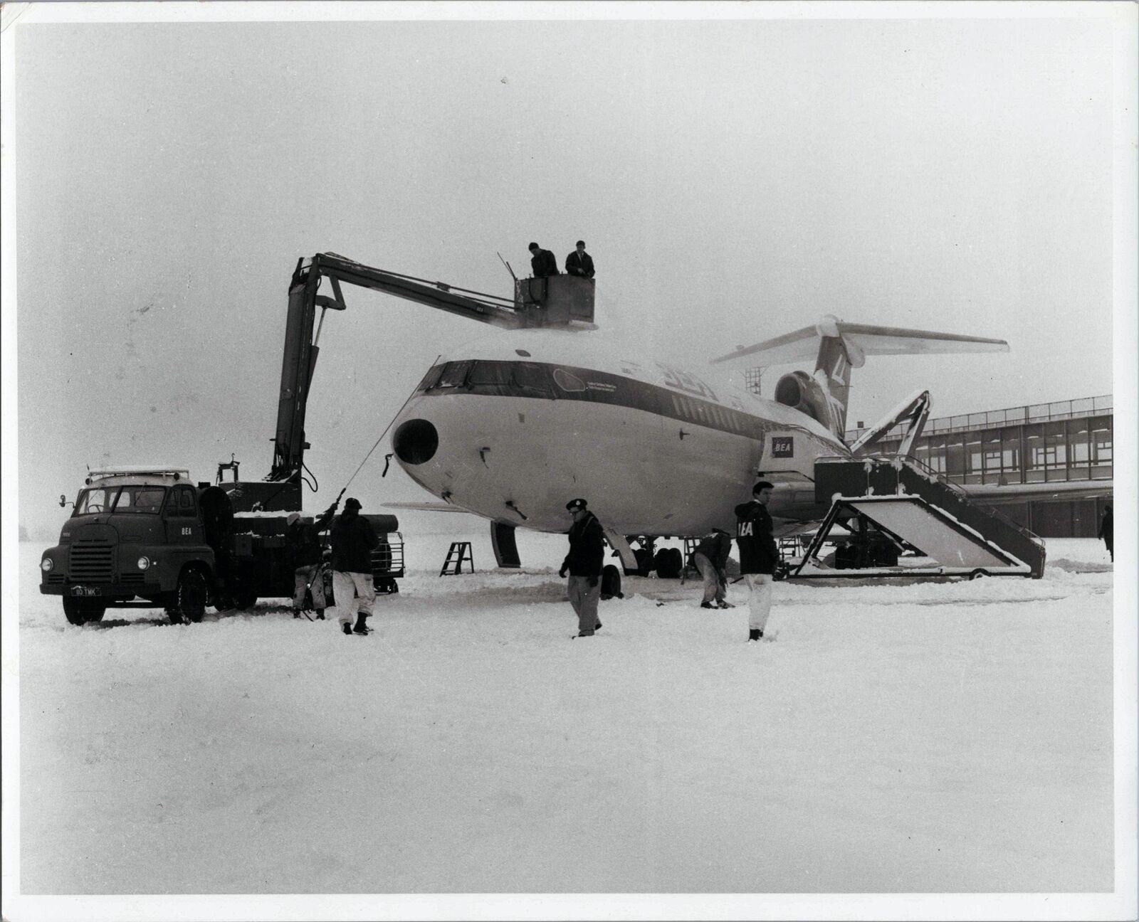 BRITISH EUROPEAN AIRWAYS TRIDENT ONE DE-ICING MANCHESTER AIRPORT 1969 BEA PHOTO