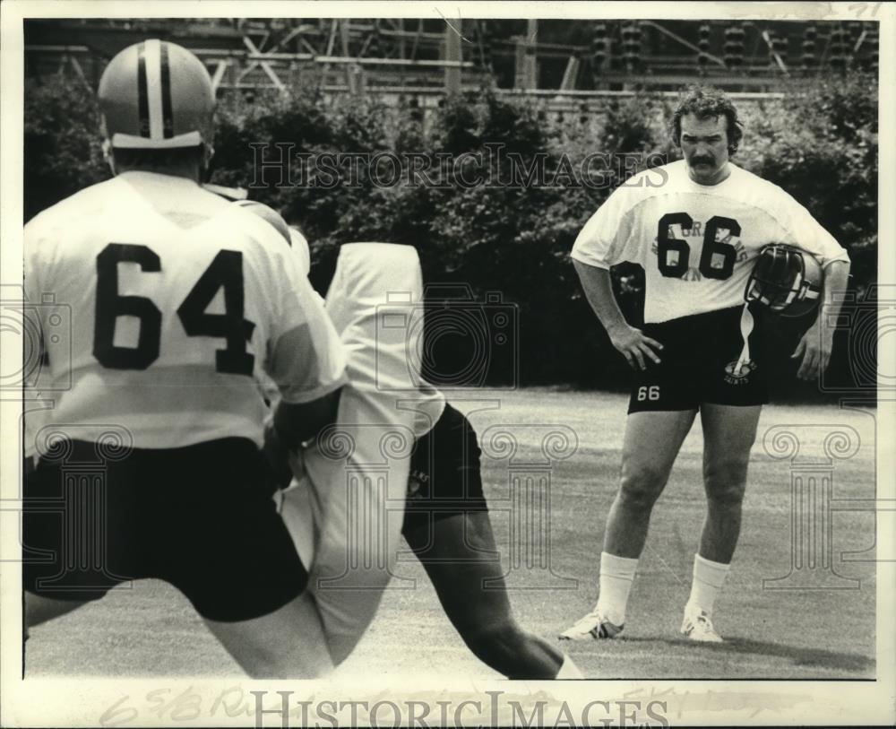 1979 Press Photo New Orleans Saints player Conrad Dobler watches practice