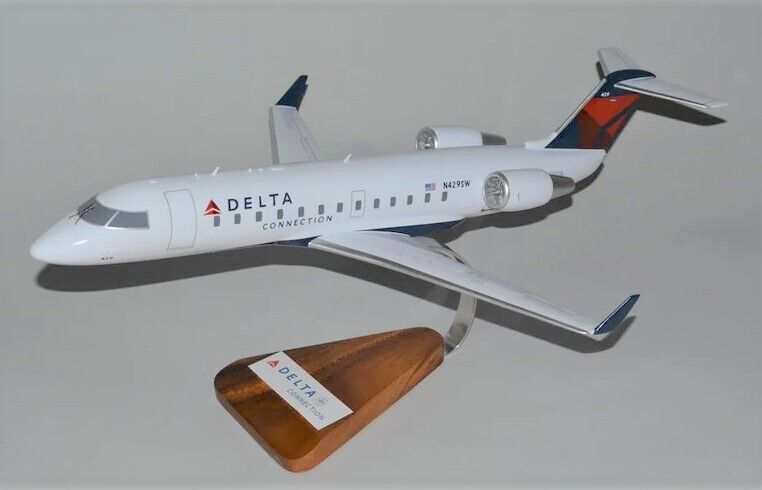 Delta Connection Bombardier CRJ-200 Desk Top Display Model 1/72 SC Airplane