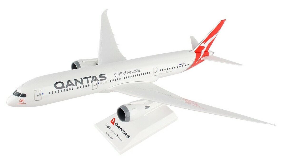 Skymarks SKR942 Qantas Boeing 787-900 Desk Top Display Jet Model 1/200 Airplane