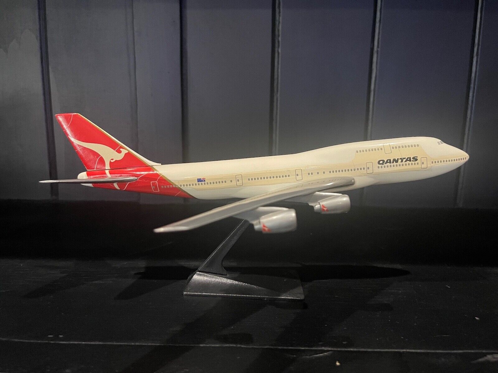 Qantas Airways B747-400 Desk 1/250 Model Airplane
