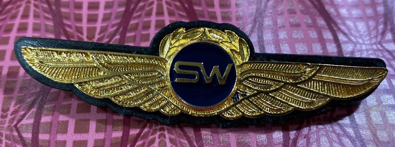 SW .. Silk Way .. Airline Airways Aviation .. BADGE WINGS .. Pin .. Azerbaijan