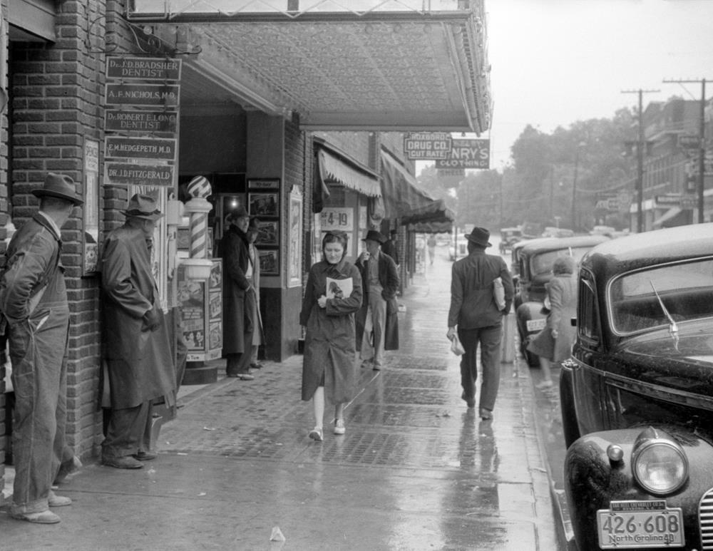 1940 Rainy Day in Roxboro, North Carolina Old Photo 8.5\