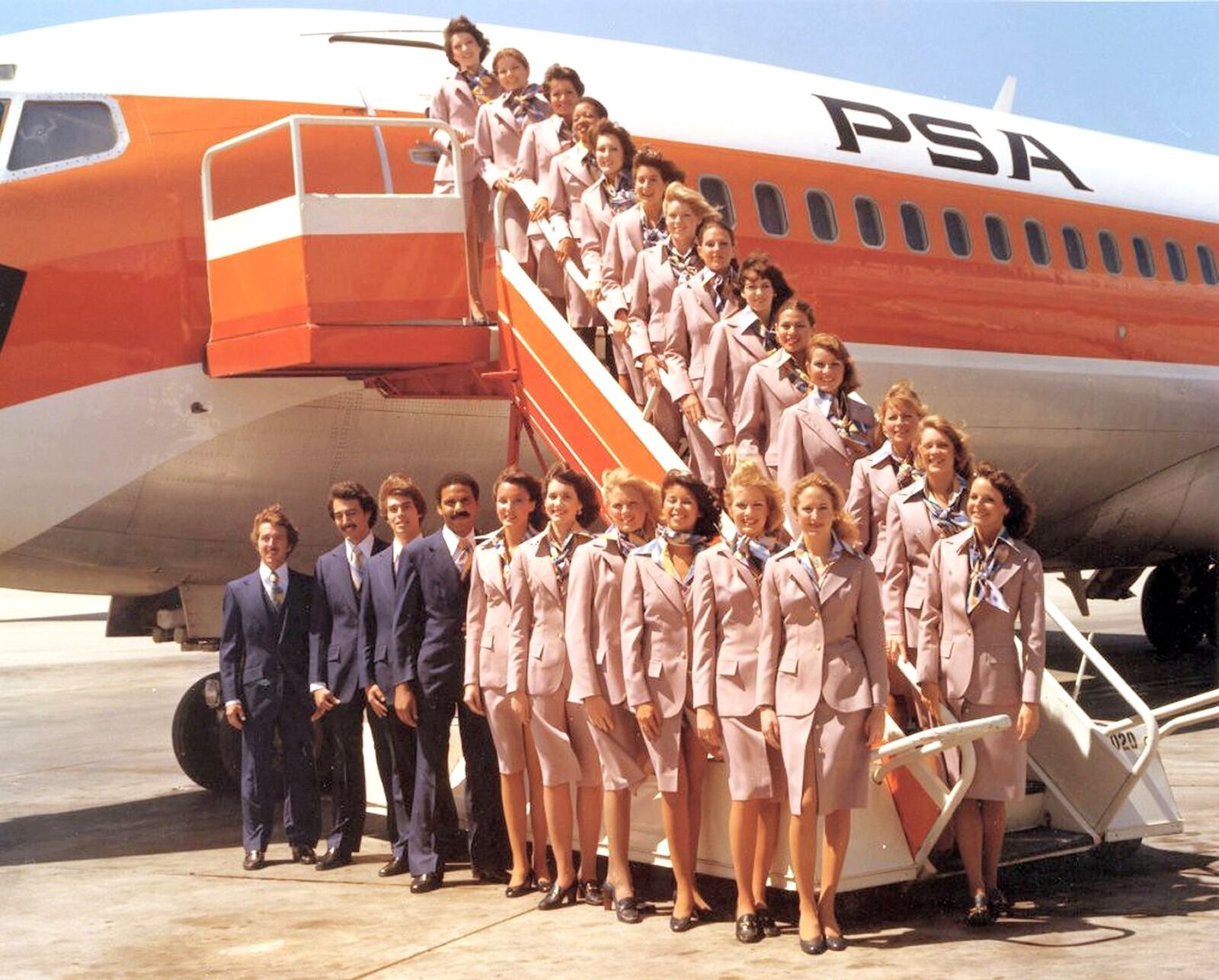 1970s PACIFIC SOUTHWEST AIRLINES STEWARDESSES PHOTO (226-M)