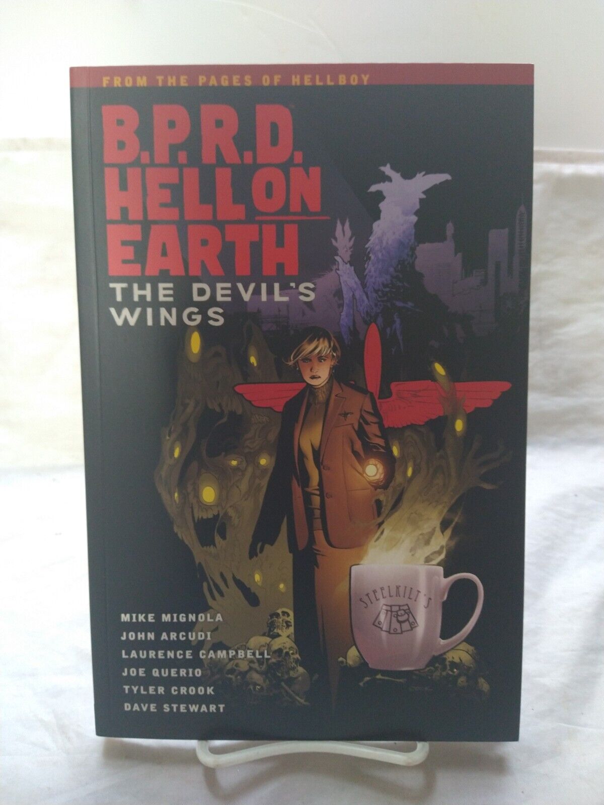 B.P.R.D. Hell on Earth - The Devil's Wings Trade Paperback Mike Mignoal