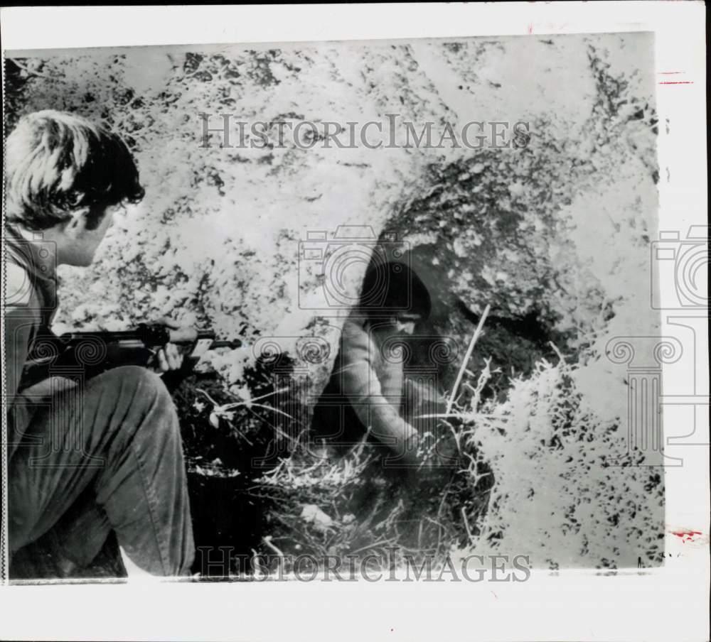 1970 Press Photo Israeli soldier flushes suspected Arab saboteur in raid, Israel