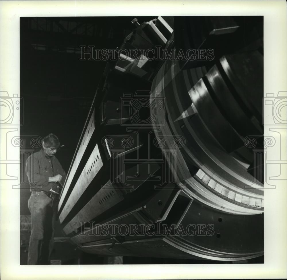 1987 Press Photo A Workman Helps Refurbish A Rotor at Allis-Chalmers - mja61538