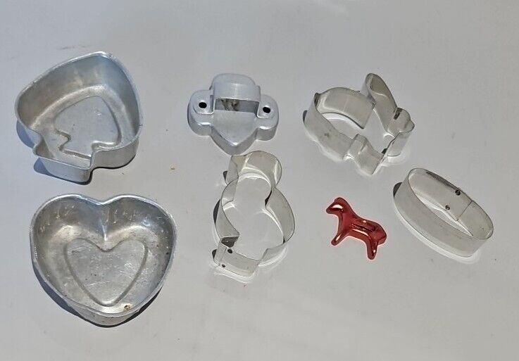 VINTAGE FIVE ALUMINUM COOKIE CUTTERS AND TWO JELLO MOLD CUPS 