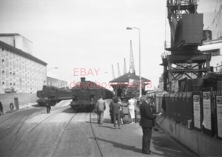 PHOTO  GWR LOCO  1367 AND 4624 ON WEYMOUTH QUAY RAILWAY STATION  IN 1961