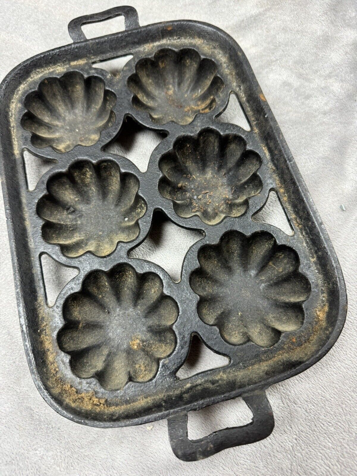 Vintage Antique Cast Iron 6 Count Turks Head Muffin Pan w/ Double Handles