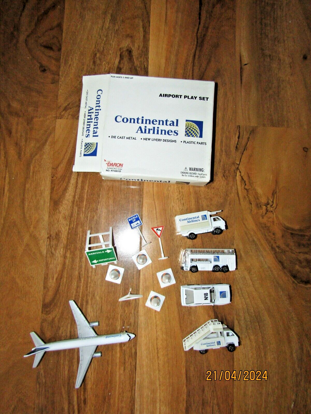 Daron Realtoy CONTINENTAL AIRLINES die cast + plastic airport set Vintage