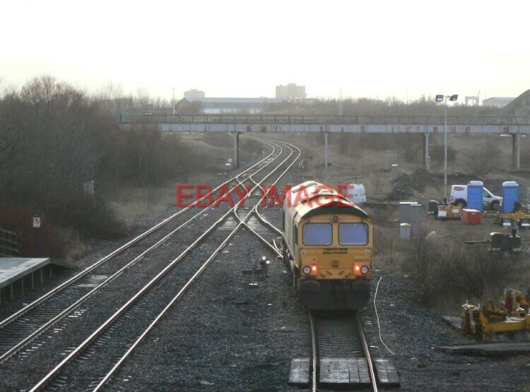 PHOTO  CLASS 66 LOCO NO 66622  ON THE MAIN LINE TO MIDDLESBROUGH WITH THE SOUTH