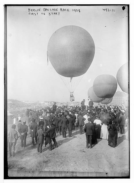 Balloons starting to rise,balloon race,Berlin,Germany,1908,crowd of spectators