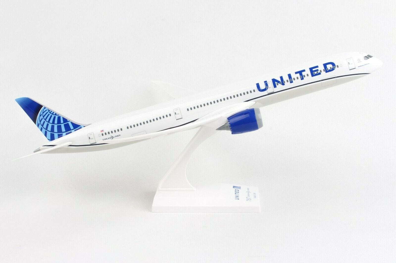 Skymarks 1050 United Airlines 2019 Livery Boeing 787-10 1/200 Scale with Stand