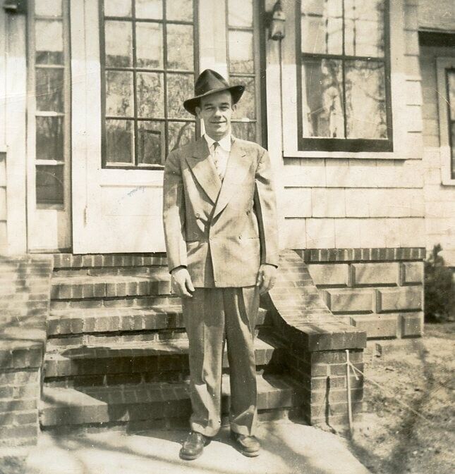 FT1 Original Vintage Photo MAN IN SUIT AND HAT C 1940\'s