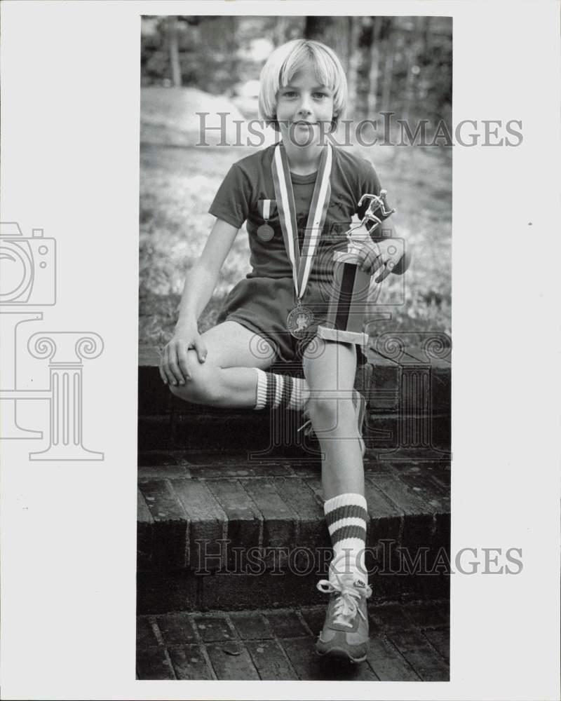 1979 Press Photo Goeff Swanson displaying his trophy and medals - lra43810