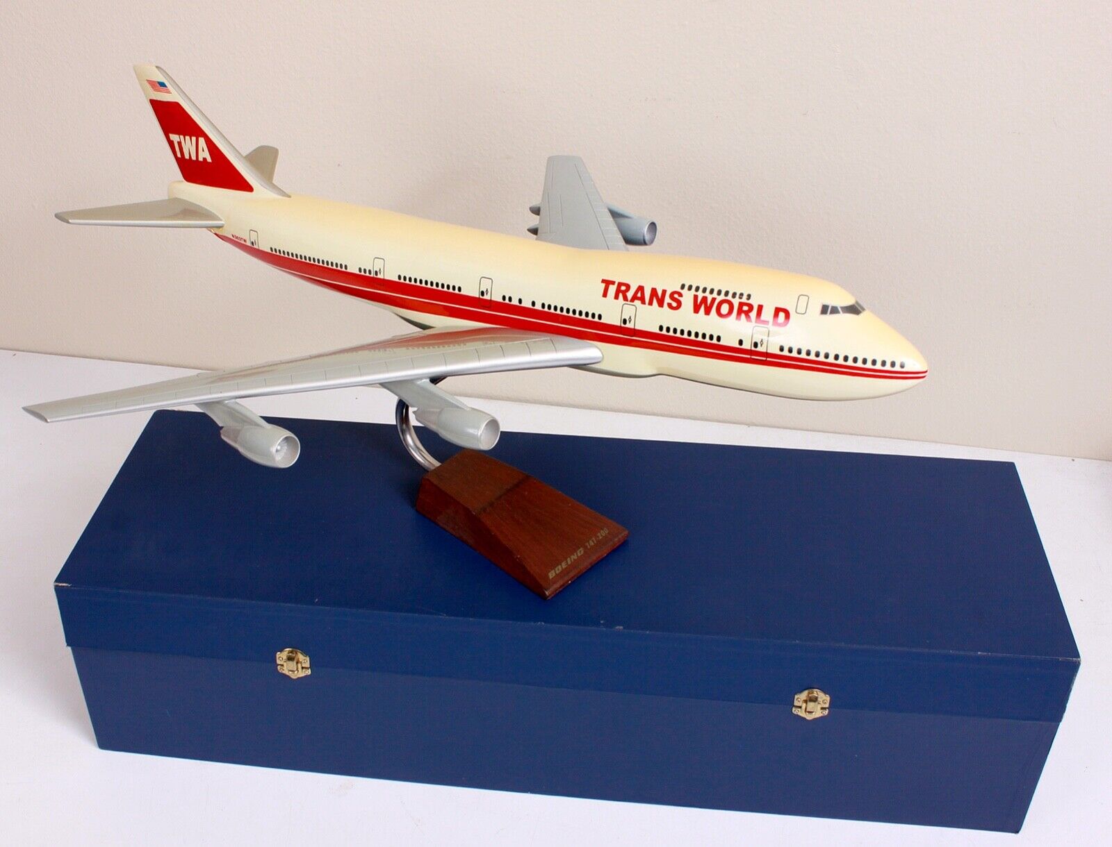 ULTRA RARE TWA 747-200 Executive Presentation Desk Model 1:100 w Storage Case