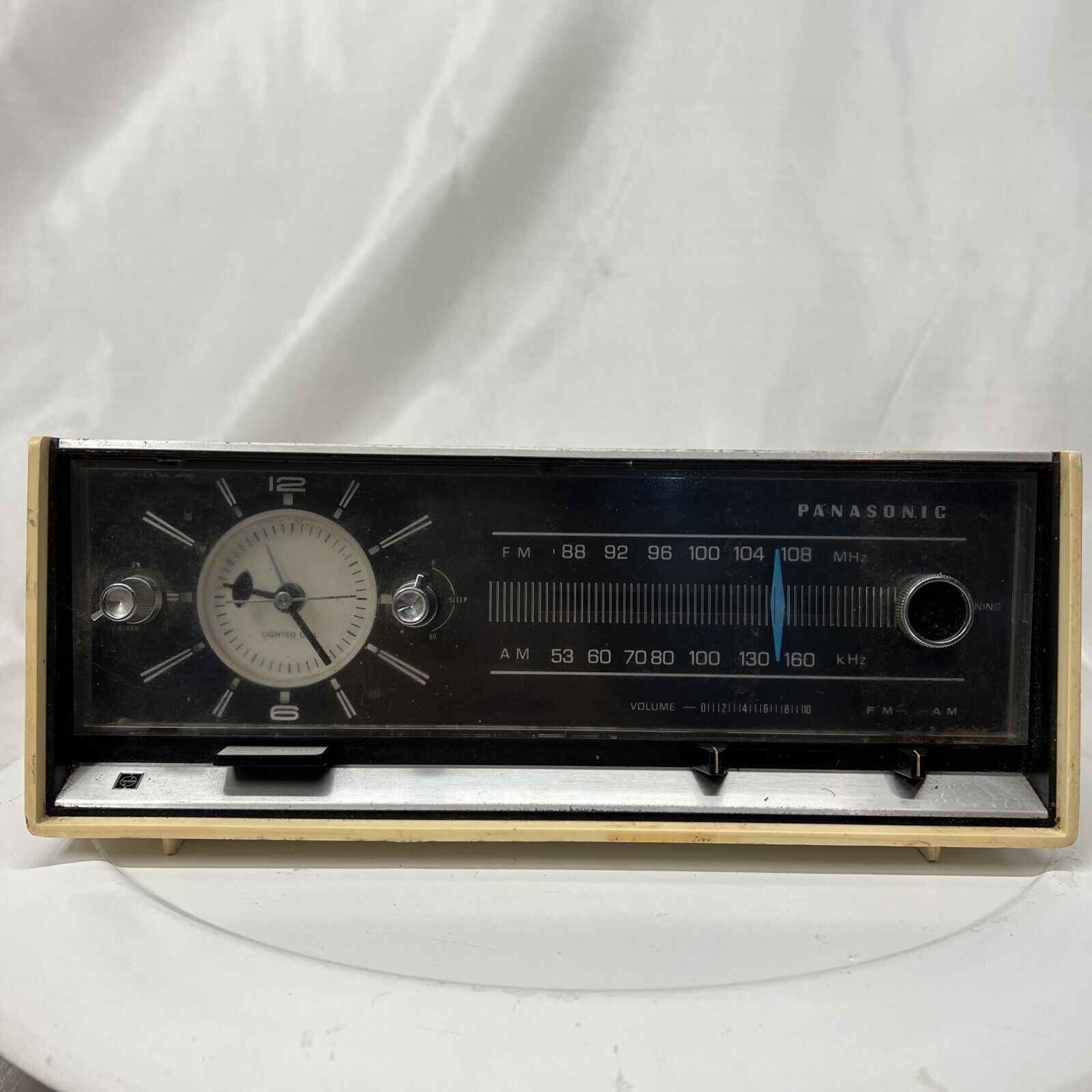 Vintage Panasonic Model RC-6020 FM-AM Clock Radio White