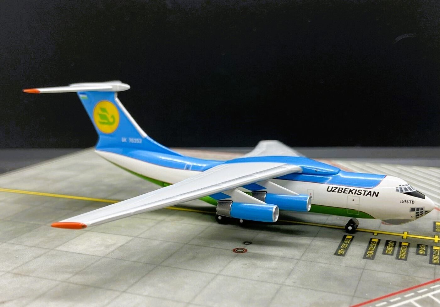 Aeroclassics ACUK76353 Uzbekistan Airways IL-76 UK-76353 Diecast 1/400 Jet Model