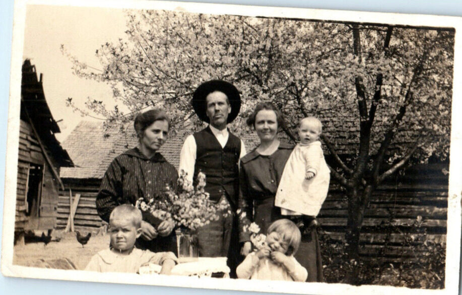 Vintage Photo 1930s, Southern Family of 6 Front Yard Farm 4.5x2.25 Black White