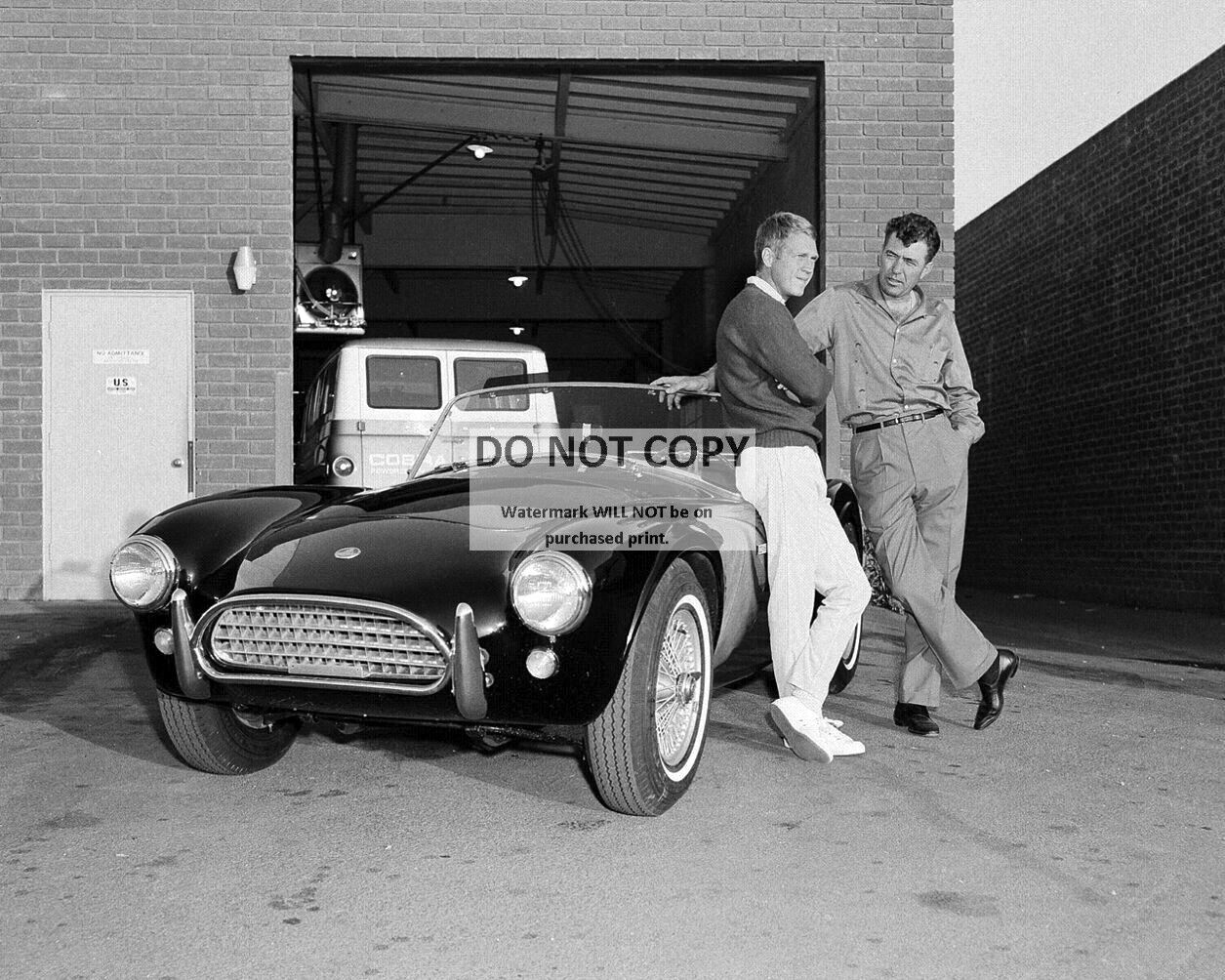STEVE McQUEEN, CARROLL SHELBY AND A COBRA 289 ROADSTER CAR - 8X10 PHOTO (OC014)
