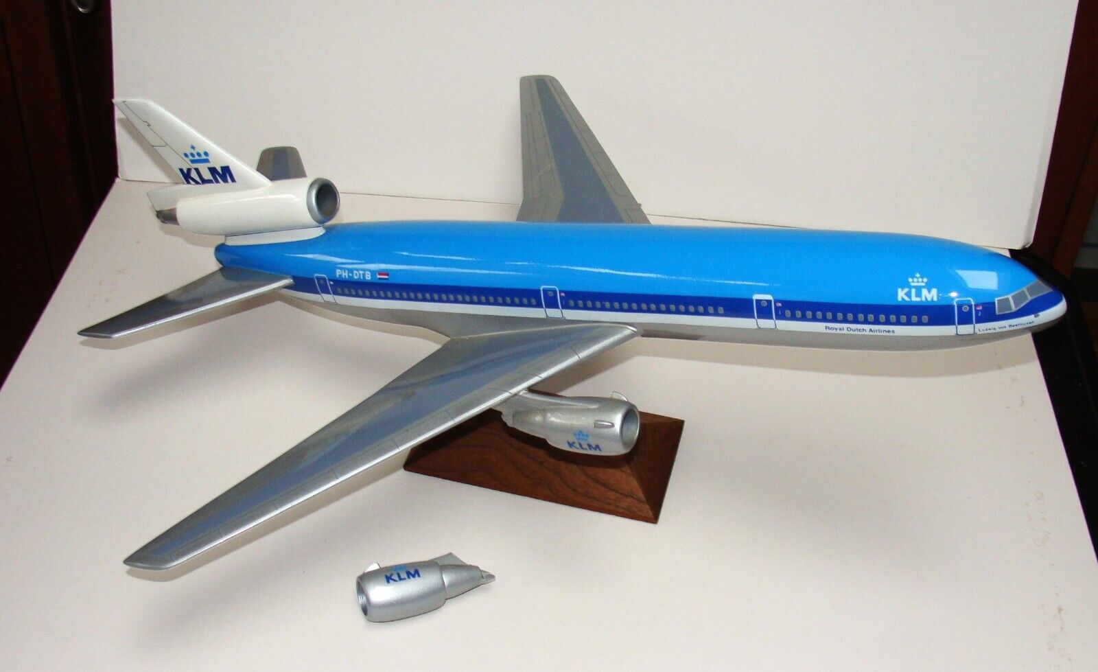 ORIG 1990's McDONNELL DOUGLAS MD11 - KLM AIRLINES - AGENCY DESK MODEL - PH-DT8