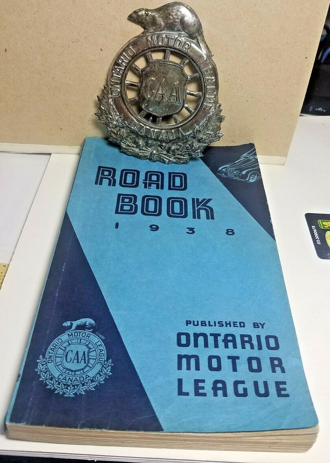 VINTAGE 1938 COLLECTIBLE ONTARIO MOTOR LEAGUE OF CANADA BADGE AND ROAD BOOK SET