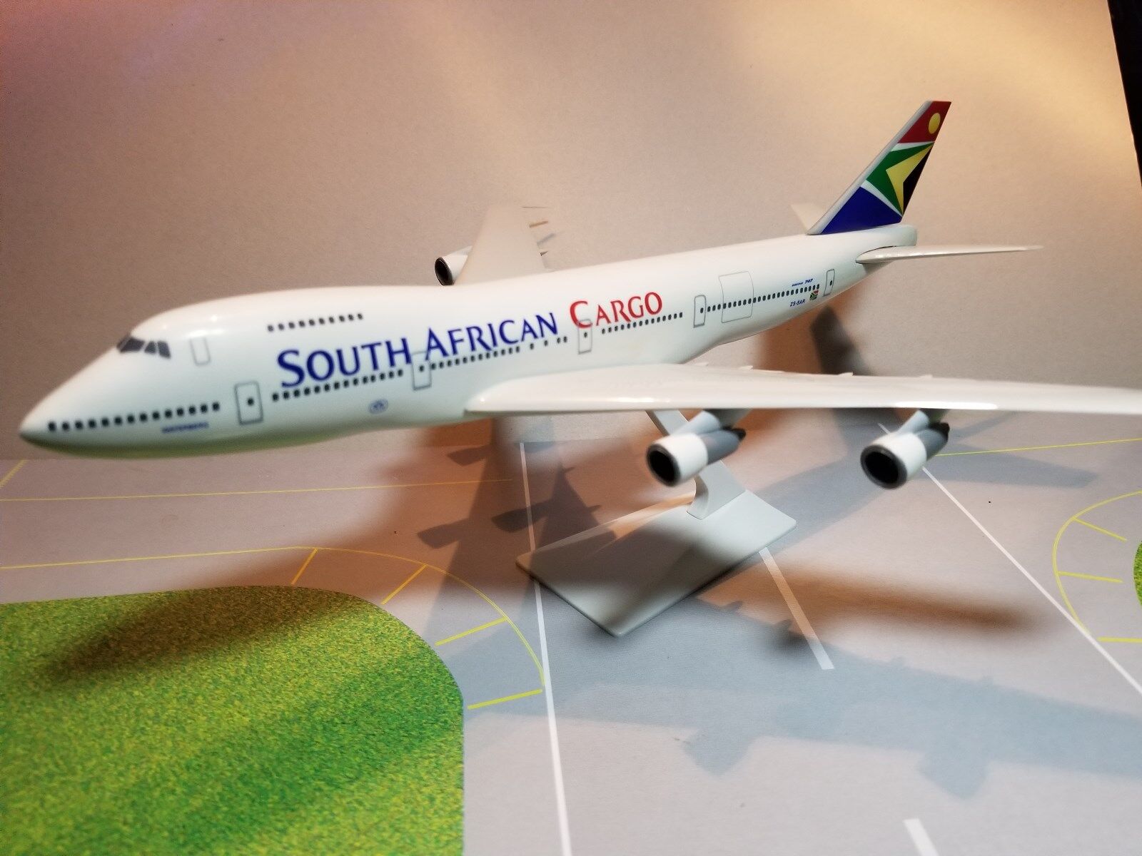 FLIGHT MINATURE SOUTH AFRICAN CARGO 747-200 1:250 SCALE PLASTIC SNAPFIT MODEL