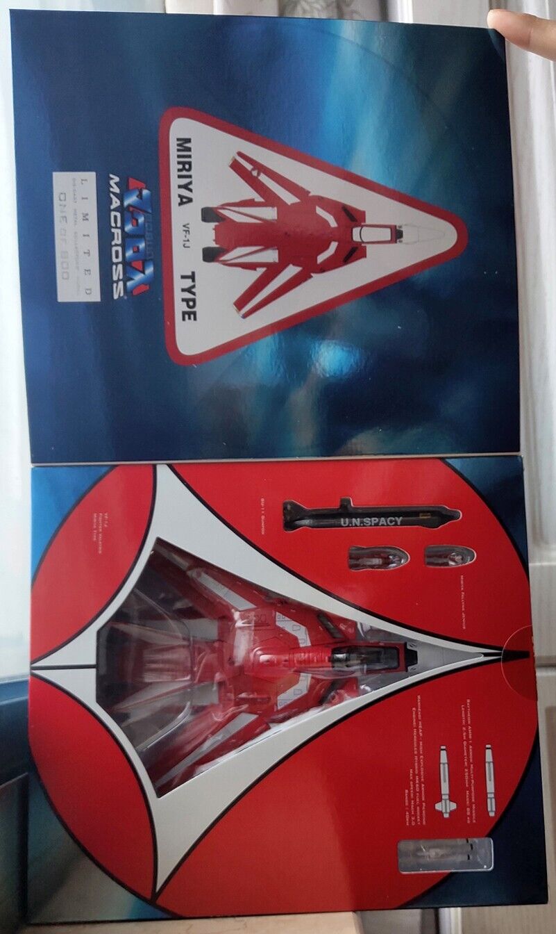 Calibre Wings 1/72 Robotech VF-1J Valkyrie MAX And MIRIYA A Set Of Red And Blue