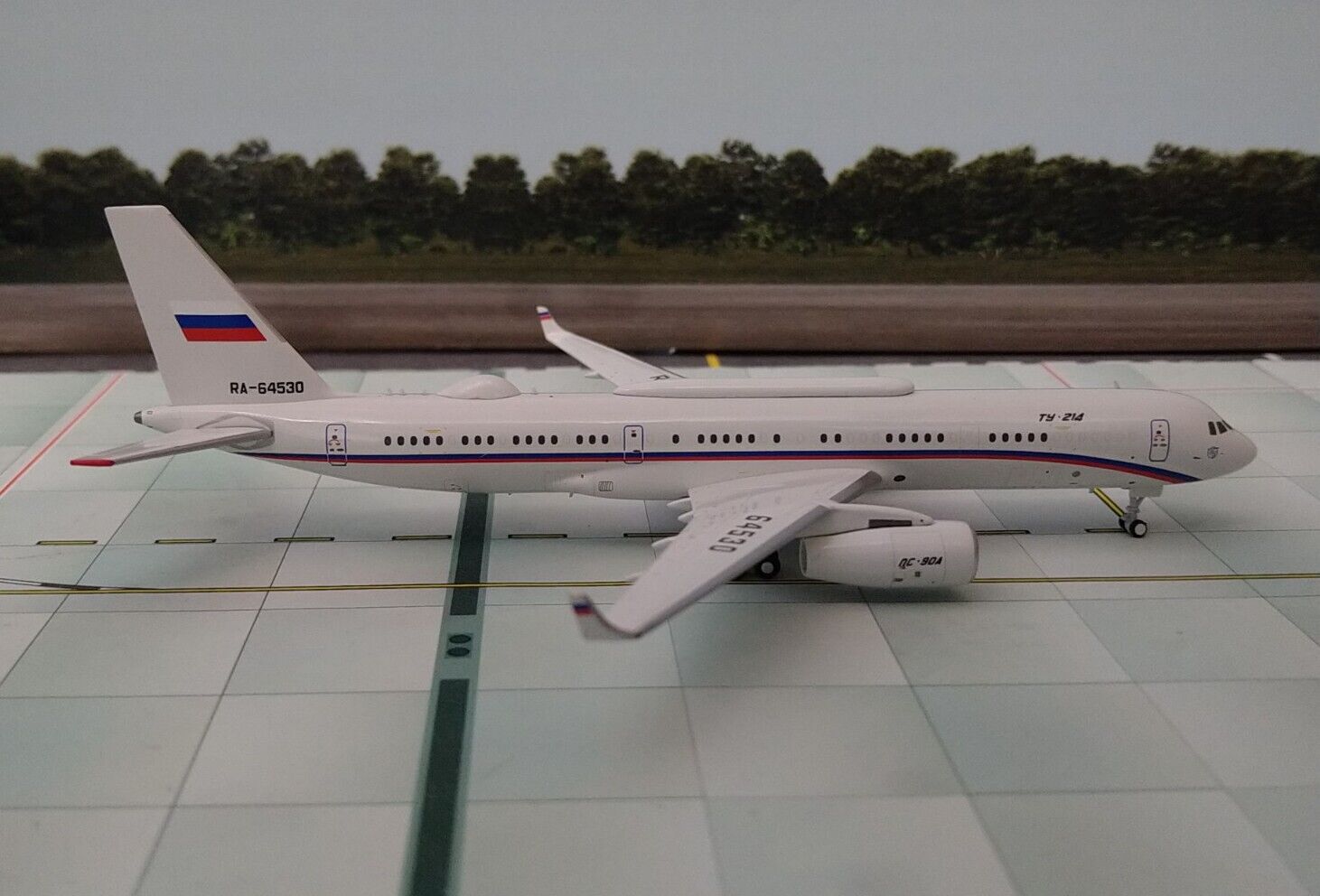 Rossiya Tupolev Tu-214 RA-64530 1/400 by Panda Models. BRAND NEW 