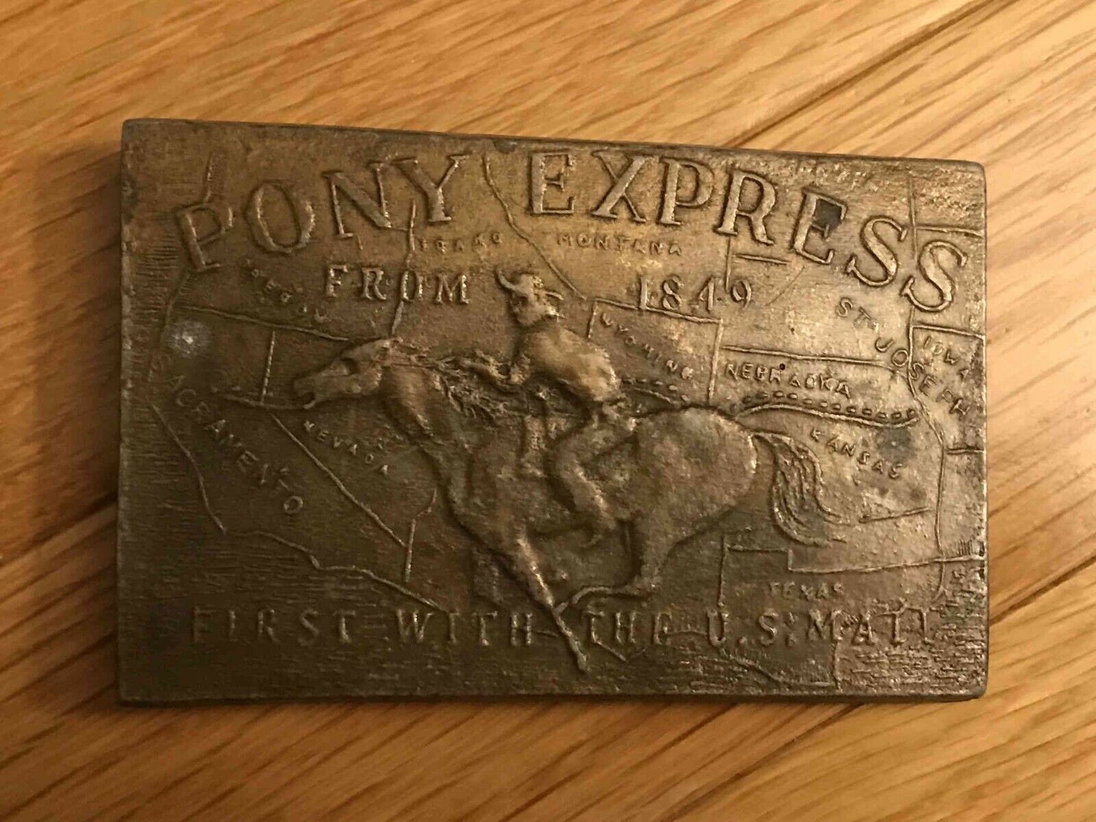 VTG PONY EXPRESS 1849 BRASS BELT BUCKLE FIRST WITH THE U.S. MAIL Map Background