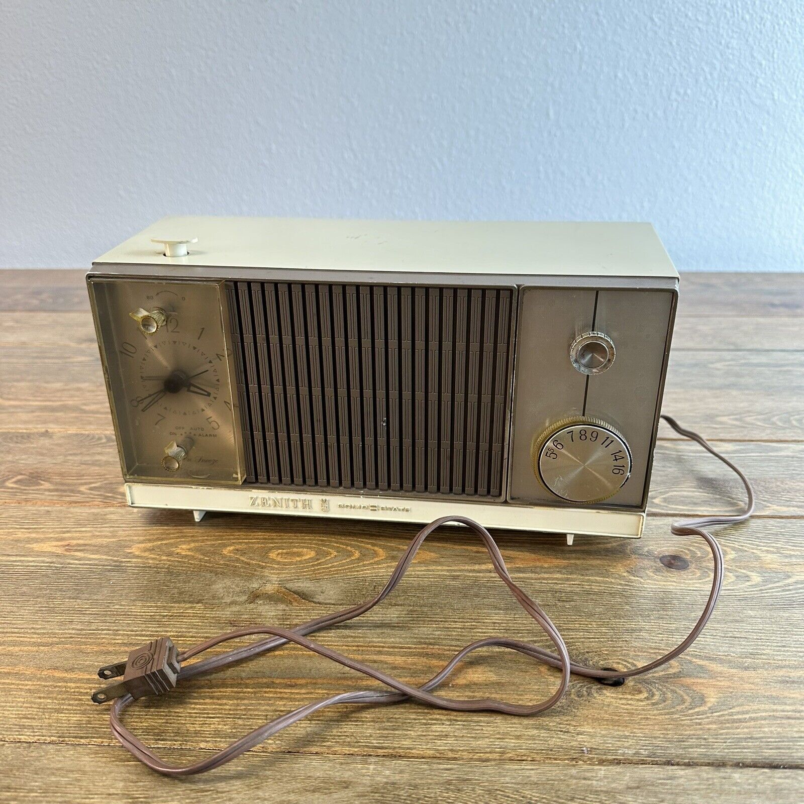 Vintage ZENITH 1960’s Alarm Clock AM Radio Solid State 2-2959 - Works Great