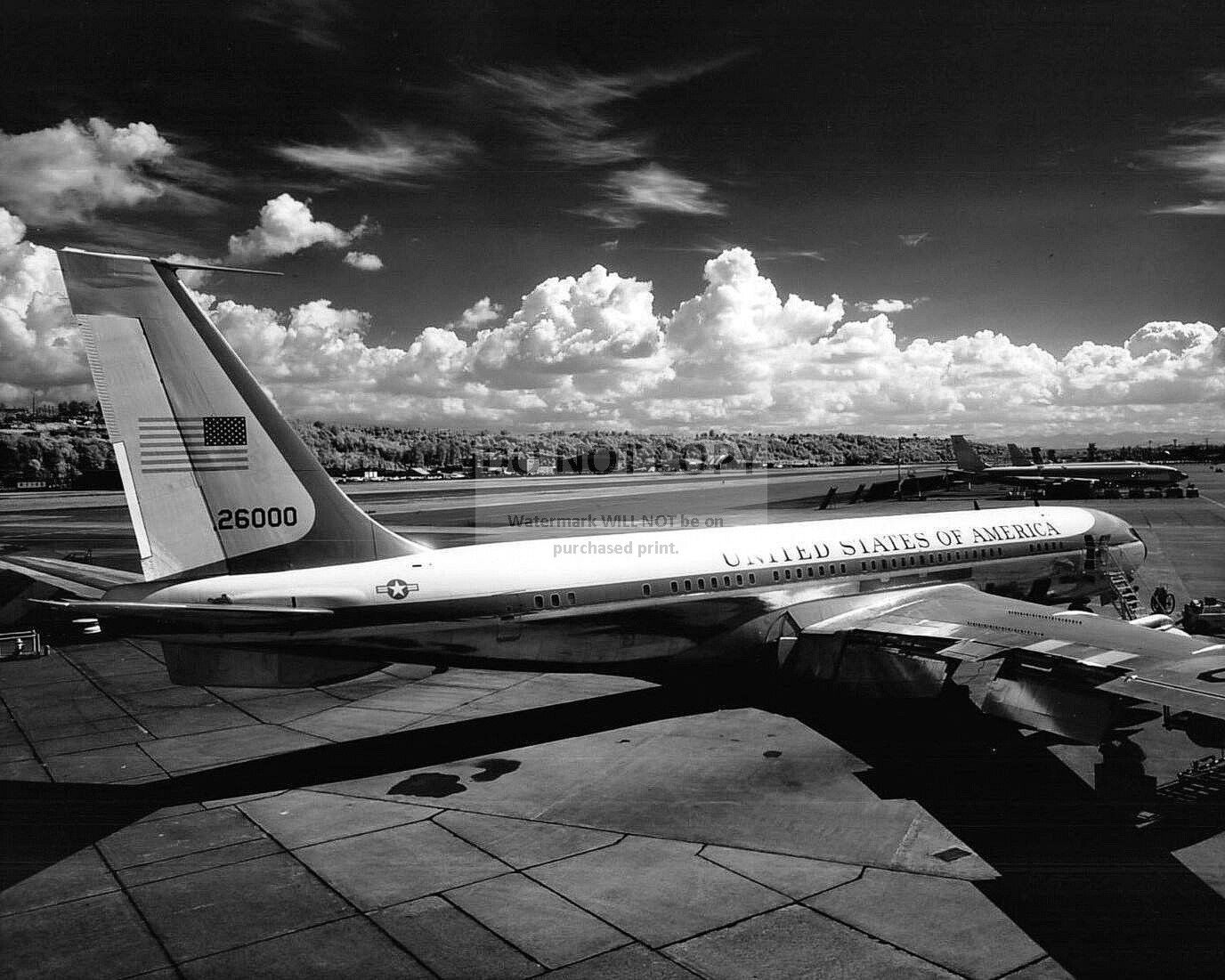 AIR FORCE ONE BOEING VC-137C SAM AIRCRAFT TAIL NUMBER 26000  8X10 PHOTO (FB-882)