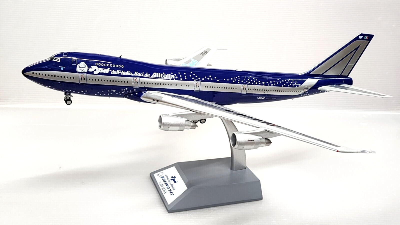 Blue Box 1:200 Boeing 747-243BM Alitalia BACI I-DEMF (with stand) Ref: B-BACI-MF
