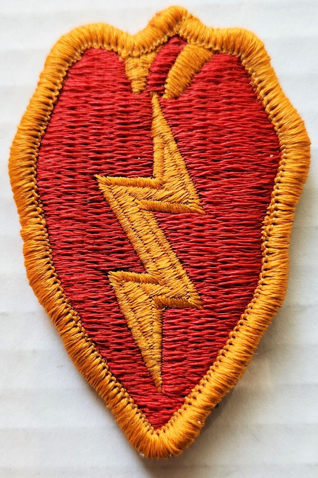 25TH INFANTRY DIVISION TROPIC LIGHTNING US GOVERNMENT ISSUE PATCH - HOOKBACK