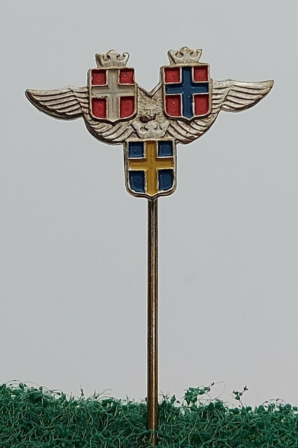 SAS - Scandinavian Airlines Sweden Norway Denmark, vintage pin badge lapel 