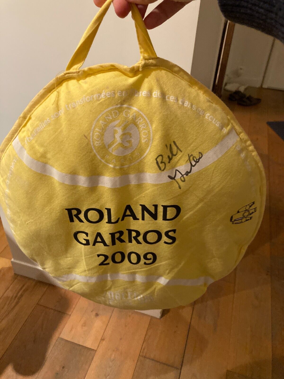 Rare Bill Gates signature on a cushion of Roland Garros 2009 edition