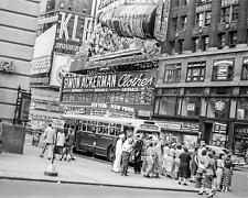 1951 NEW YORK Times Square Street Scene PHOTO Bus Stop (205-S) picture