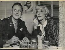 1944 Press Photo Colonel Elliott Roosevelt with Faye Emerson in California picture