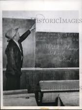 1944 Press Photo Richardton, ND Wild Plum School, tax assessor Gil Elkinson picture