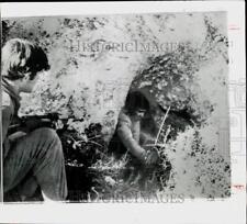 1970 Press Photo Israeli soldier flushes suspected Arab saboteur in raid, Israel picture
