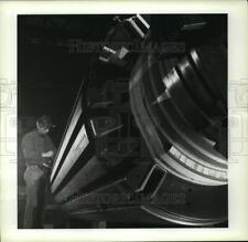 1987 Press Photo A Workman Helps Refurbish A Rotor at Allis-Chalmers - mja61538 picture