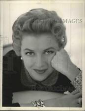 1955 Press Photo Betty Furness, well known to televiewers for her commercials picture