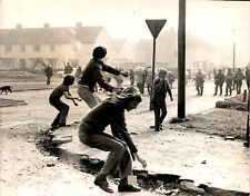 LG65 1971 Original Photo BRITISH TROOPS UNDER FIRE IN ULSTER IRELAND RIOTING picture