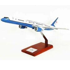 USAF Air Force Two Boeing C-32A VIP 80001 Desk Display 1/100 Model ES Airplane picture