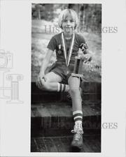 1979 Press Photo Goeff Swanson displaying his trophy and medals - lra43810 picture