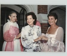 Socialite LEONORA HOLBROW w Friends HIGH SOCIETY Classy Rich 1980s Press Photo picture