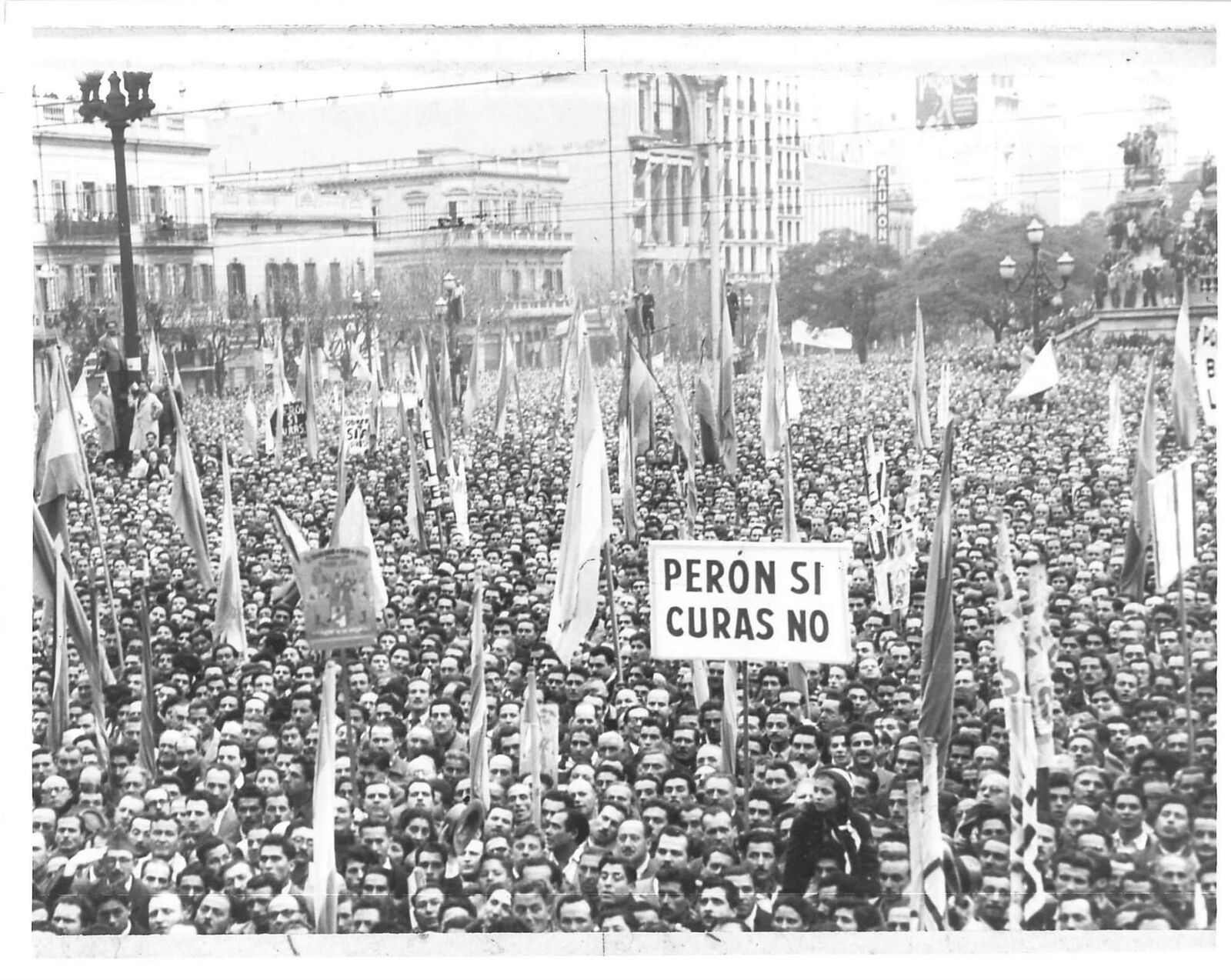 1955 Press Photo Buenos Aires Pro PERON Demonstration Protest March No Curas kg