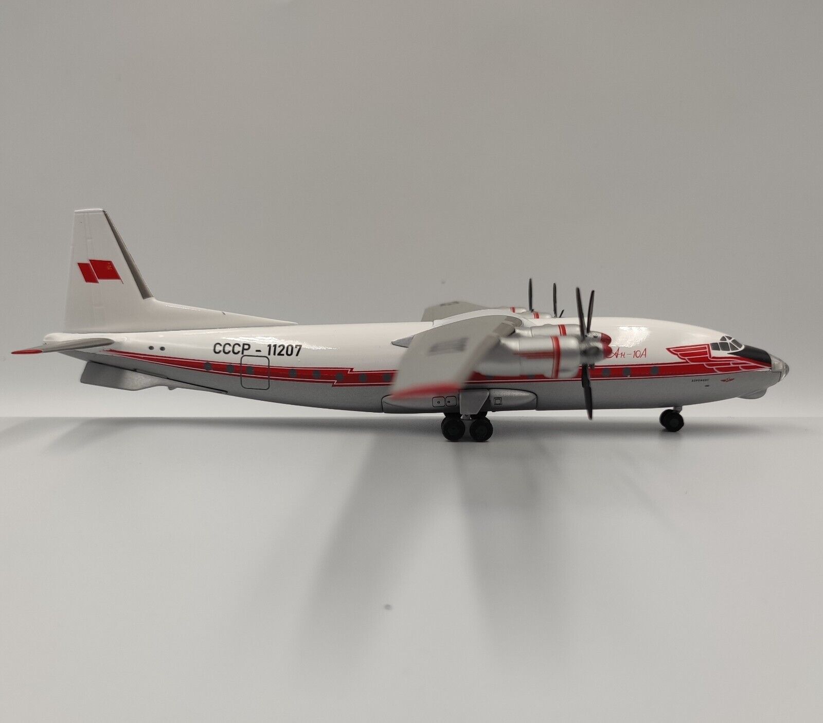 Aircraft model Antonov 10A Aeroflot (red) CCCP-11207 scale 1:200